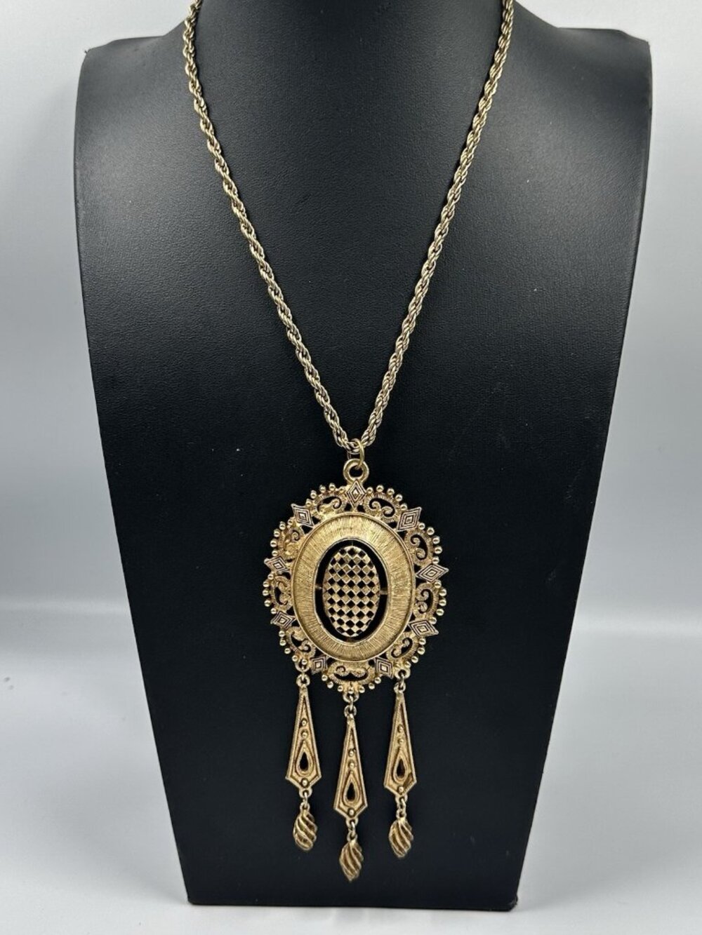 Vintage Medallion Pendant Necklace Gold Tone Ornate Statement Long Chain - Picture 4 of 9